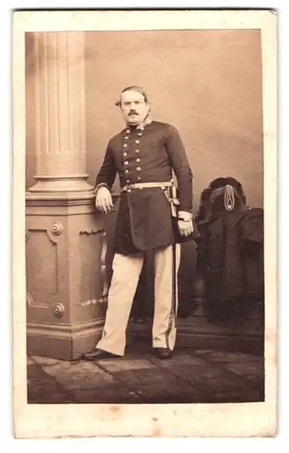 Fotografie Fotograf und Ort unbekannt, Portrait Soldat Johann Kowarz in Uniform mit Zweispitz und Degen