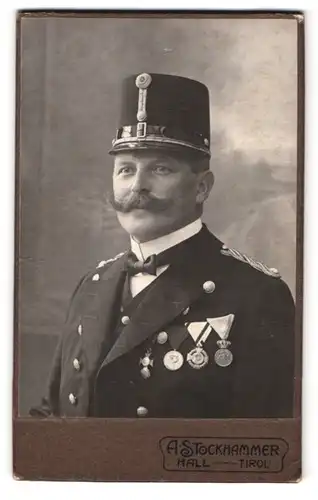 Fotografie A. Stockhammer, Hall, Portrait österreichischer Offizier in Uniform mit Orden und Tschako