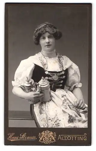Fotografie Hans Strauss, Altötting, Schlotthammerstr. 1, Portrait Schankmädchen im Dirndl mit Bierkrügen