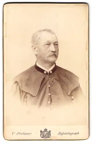 Fotografie C. Pietzner, Teplitz, Lindenstr., Portrait Bergmann in Kleidung mit Bergmannszeichen