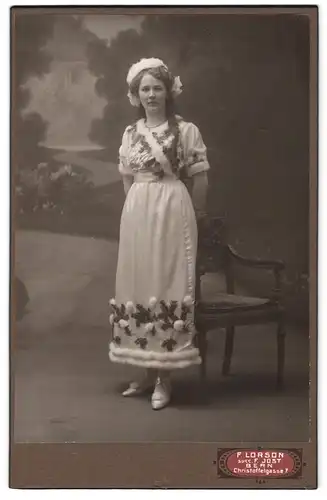 Fotografie F. Lorson, Bern, Christoffelgasse 7, junge Dame im Kostüm zum Karneval - Fasching vor Studiokulisse