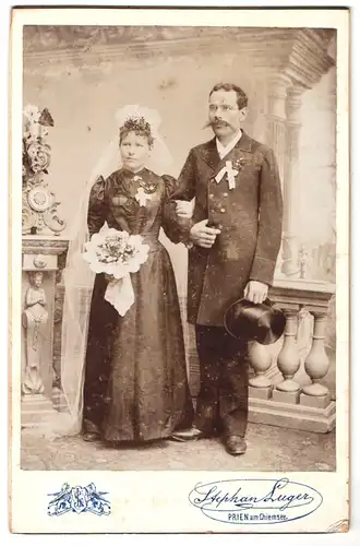 Fotografie Stephan Luger, Prien am Chiemsee, Hochzeit, Bräutigam mit Zylinder nebst Braut im schwarzen Kleid