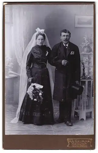 Fotografie A. Krumm, Mindelheim, Hochzeit, Bräutigam mit Zylinder nebst Braut im schwarzen Kleid mit Schleier & Strauss