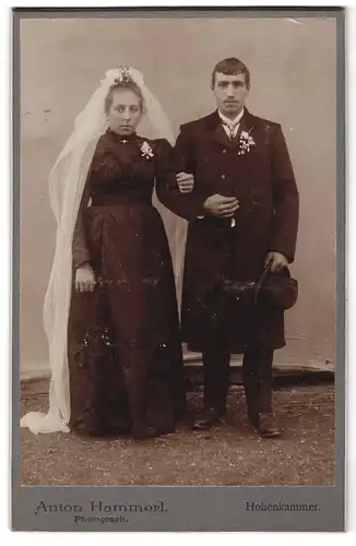 Fotografie Anton Hammerl, Hohenkammer, junges Hochzeitspaar in schwarz gekleidet