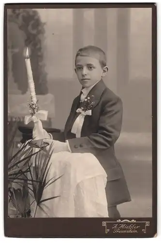 Fotografie A. Miehler, Traunstein, Königstr. 4, Knabe im Anzug mit Kerze & Bibel nach der Kommunion