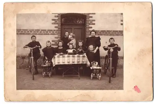 Fotografie Mädchen mit Puppen im Puppenwagen, nebst Knaben mit Fahrrad - Velo beim Familienbild