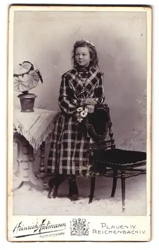 Fotografie Heinrich Axtmann, Plauen i. V., Bahnhofstrasse 27, junge Dame im karierten Kleid