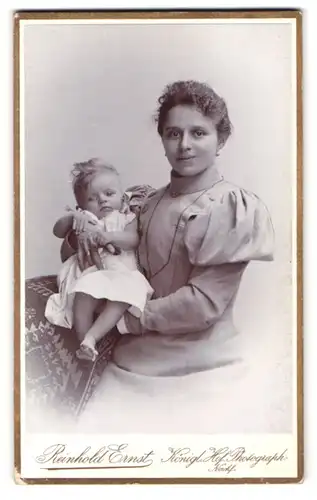 Fotografie Reinhold Ernst, Görlitz, Moltkestrasse 13, junge Mutter mit Kind im Arm