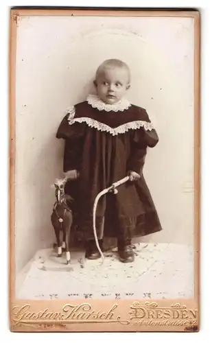 Fotografie Gustav Karsch, Dresden, Antonstrasse 2, kleines Kind mit Spielzeug Pferd- und Peitsche