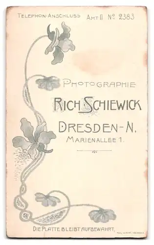 Fotografie Rich. Schiewick, Dresden-N, Marienallee 1, Herr im Streifenanzug mit Schnauzbart