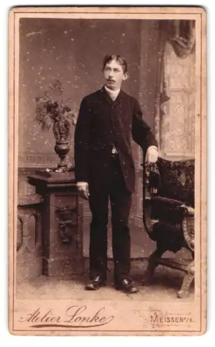 Fotografie Oswald Lonke, Meissen a. E., Turnplatz, Herr in Schwarz mit Mittelscheitel