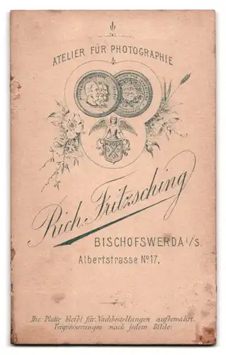 Fotografie Rich. Fritzsching, Bischofswerda i. S., Albertstrasse 17, junges Mädchen mit Blume in der Hand