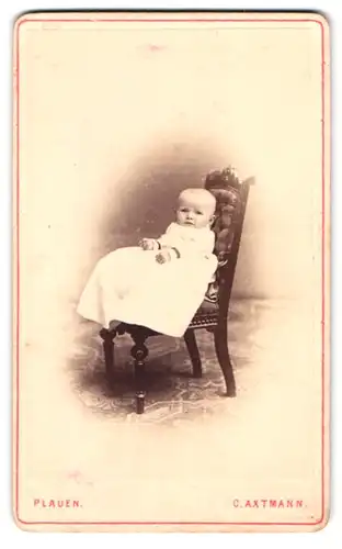Fotografie C. Axtmann, Plauen i. V., Oberer Graben 3, Kleinkind in weiss auf einem Stuhl