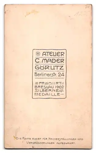 Fotografie C. Mader, Görlitz, Berlinerstrasse 24, kleines Kind in kariert mit Hut