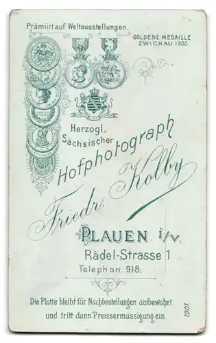 Fotografie Friedr. Kolby, Plauen i. V., Rädel-Str. 1, Portrait kleines Mädchen im weissen Kleid mit Haarschleife