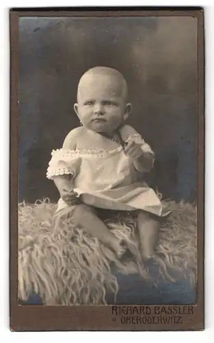 Fotografie Richard Bassler, Oberoderwitz, Portrait niedliches Kleinkind im weissen Kleid mit Halskette