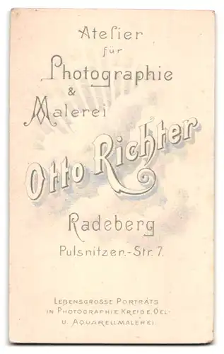 Fotografie O. Richter, Radeberg, Pulsnitzer-Str. 7, Portrait kleines Kind im Kleid sitzt auf einem Fell, Topfhaarschnitt