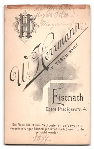 Fotografie W. Herrmann, Eisenach, Obere Predigerstr. 4, Portrait Mutter im schwarzen Kleid mit Kleinkind auf dem Schoss