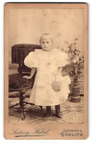 Fotografie Ludwig Habel, Ostritz, Portrait Mädchen im weissen Kleid mit Sommerhut steht im Atelier