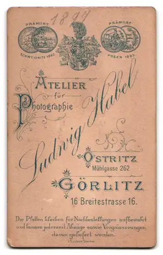 Fotografie Ludwig Habel, Ostritz, Portrait Mädchen im weissen Kleid mit Sommerhut steht im Atelier