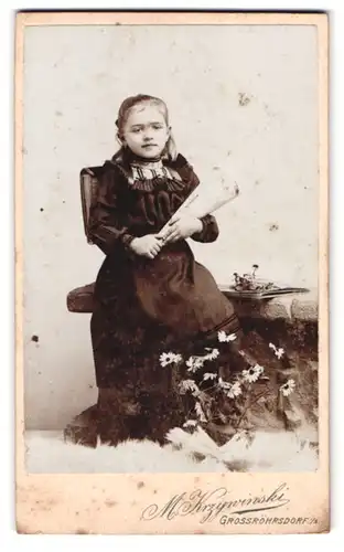 Fotografie M. Krzywinski, Grossröhrsdorf i. S., Grossmannstr., Portrait Mädchen im schwarzen Kleid mit Zucktertüte