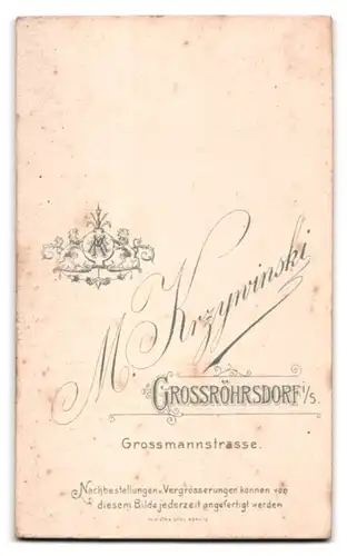 Fotografie M. Krzywinski, Grossröhrsdorf i. S., Grossmannstr., Portrait Mädchen im schwarzen Kleid mit Zucktertüte