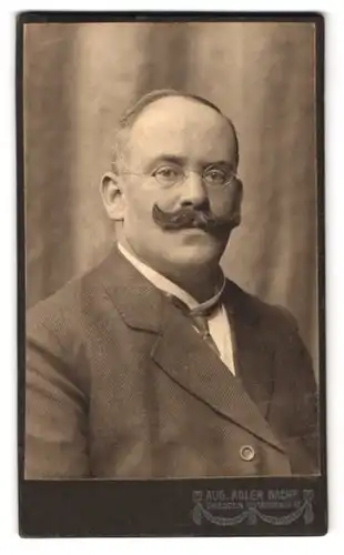 Fotografie Aug. Adler Nachf., Dresden, Victoriastr. 22, Portrait Herr im Anzug mit Moustache