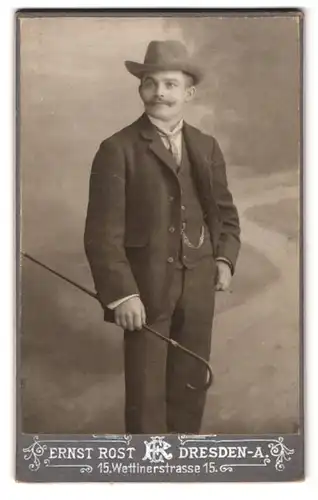 Fotografie Ernst Rost, Dresden, Wettinerstr. 15, Portrait Herr im feinen Anzug mit Stock und Hut, Kaiser Wilhelm Bart