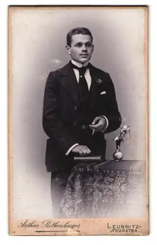 Fotografie Arthur Rothenberger, Leubnitz, Portrait junger Mann im Anzug mit Krawatte und Einstecktuch