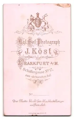 Fotografie J. Köst, Frankfurt a. M., Schäfergasse 17, Portrait Herr im karierten Anzug mit Oberlippenbart