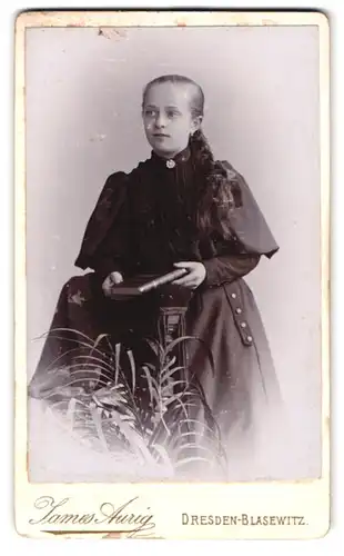 Fotografie James Aurig, Dresden, Hain Strasse 14, Portrait Mädchen im schwarzen Kleid mit Zopf
