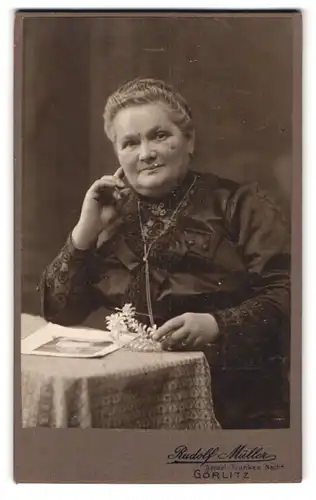Fotografie Rudolf Müller Ganzel-Frankes Nachfl., Görlitz, Am Dresdnerplatz, ältere Dame mit Halskette