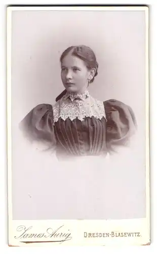Fotografie James Aurig, Dresden-Blasewitz, Hain-Strasse 14, junge Dame mit Mittelscheitel und Ohrring