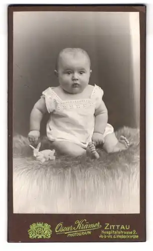 Fotografie Oscar Krämer, Zittau, Hospitalstrasse 2, Baby sitzt auf Fell