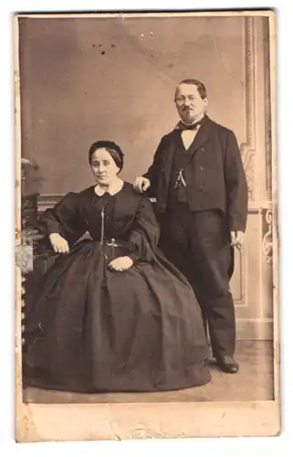 Fotografie H. Mattschas, Guben, Portrait vom Paar, Frau sitzend