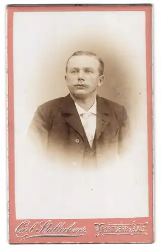 Fotografie Carl Stallechner, Trostberg a. d. Alz, Bürgerlicher Herr mit Kurzhaarfrisur