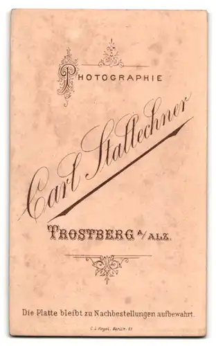 Fotografie Carl Stattechner, Trostberg a. Alz., junge Frau mit Mittelscheitel und Ohrring