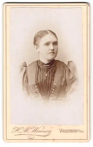 Fotografie Hermes Al. Wenning, Wasserburg /Inn, Tränkgasse 1, Bürgerliche Frau mit Halskette