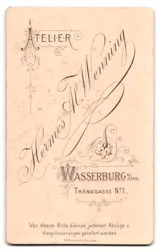 Fotografie Hermes Al. Wenning, Wasserburg /Inn, Tränkgasse 1, Bürgerliche Frau mit Halskette