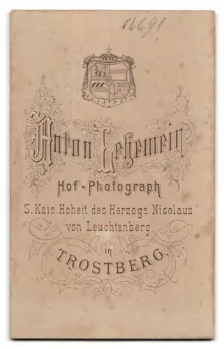 Fotografie Anton Lehemeir, Trostberg, Frau im Kleid mit Kette und Kreuzanhänger