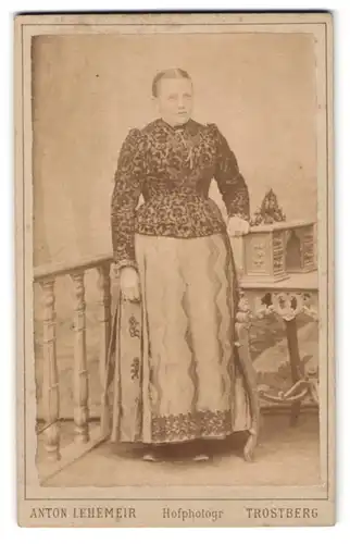 Fotografie Anton Lehemeir, Trostberg, Bürgerliche Frau mit Kleid und Bluse mit Blumenmuster