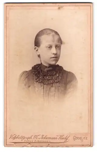 Fotografie M. Ackermann Nachf., Goerlitz, Schützen-Str. 2, Portrait Mädchen im Biedermeierkleid mit Brosche