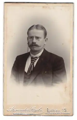 Fotografie Alexander Strube, Löbau i. S., Herr im Anzug mit Schlips und Zwicker Brille, Moustache