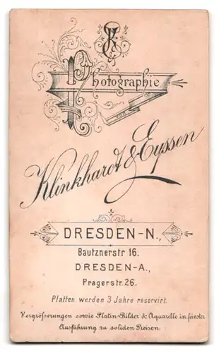 Fotografie Klinkhardt & Eyssen, Dresden, Bautznerstr. 16, Portrait Mann im Anzug mit Vollbart und Brille