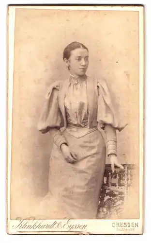 Fotografie Klinkhardt & Eyssen, Dresden, Bautznerstr. 16, Portrait Dame im hellen seidenen Kleid mit Brosche