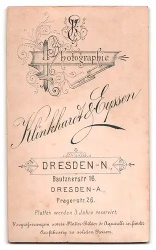 Fotografie Klinkhardt & Eyssen, Dresden, Bautznerstr. 16, Portrait Dame im hellen seidenen Kleid mit Brosche