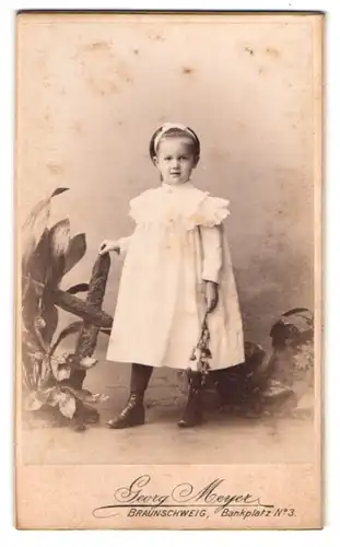 Fotografie Georg Meyer, Braunschweig, Bankplatz 3, Portrait kleines Mädchen im weissen Kleid mit Haarband