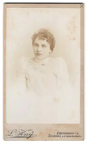 Fotografie L. Kny, Ebersbach i. S., Portrait junge Frau im weissen Kleid mit Locken