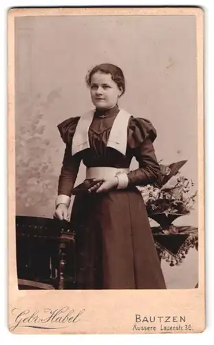 Fotografie Geb. Habel, Bautzen, Äussere Lauenstr. 36, Portrait Mädchen im Kleid mit Schärpe und Bibel in der Hand