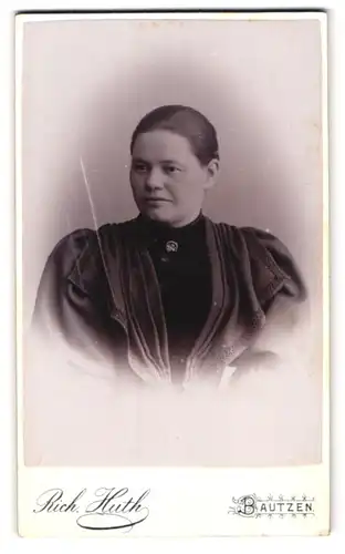 Fotografie Rich. Huth, Bautzen, Schülergasse, Portrait Dame im Biedermeierkleid mit Brosche